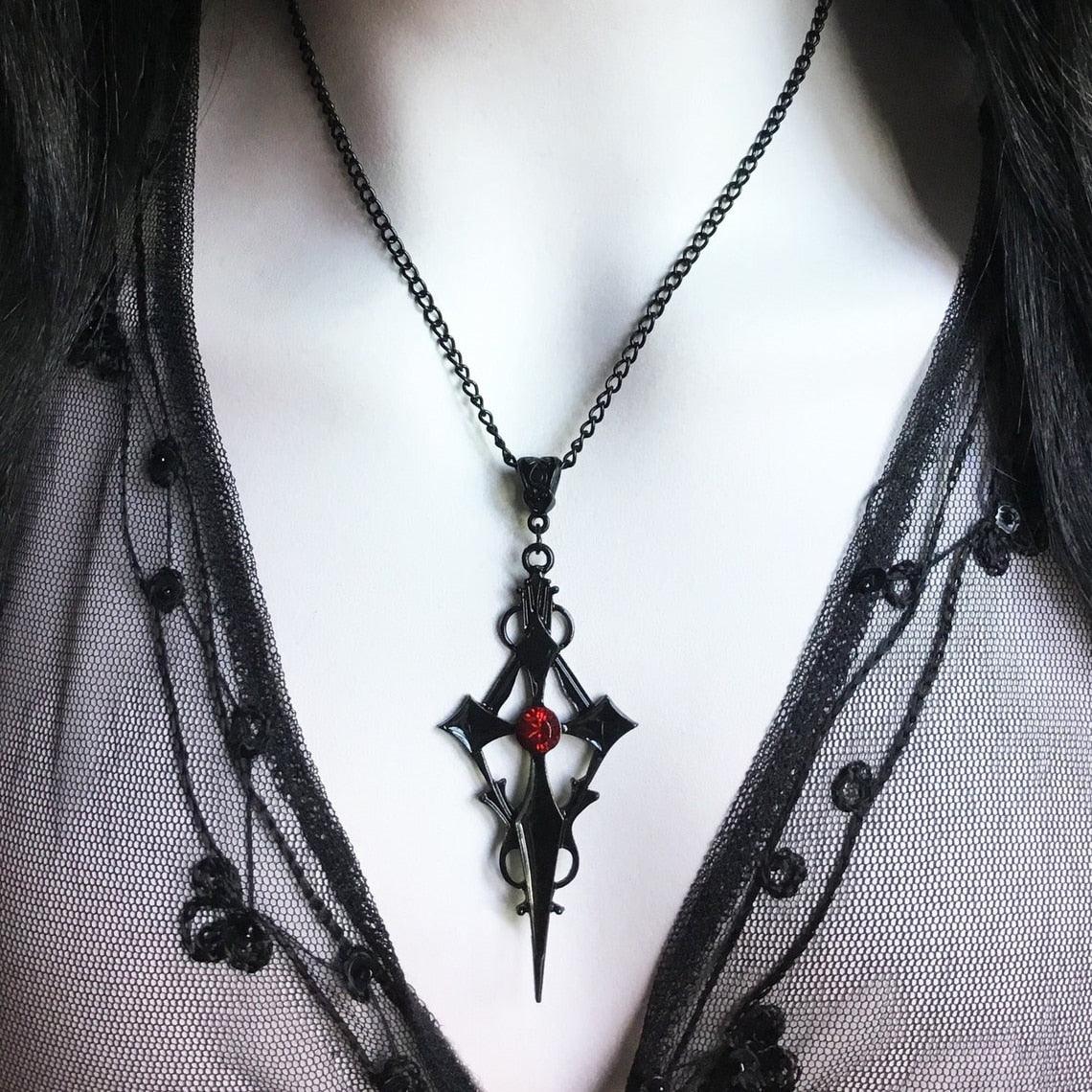 Pendentif amulette de protection croix gothique