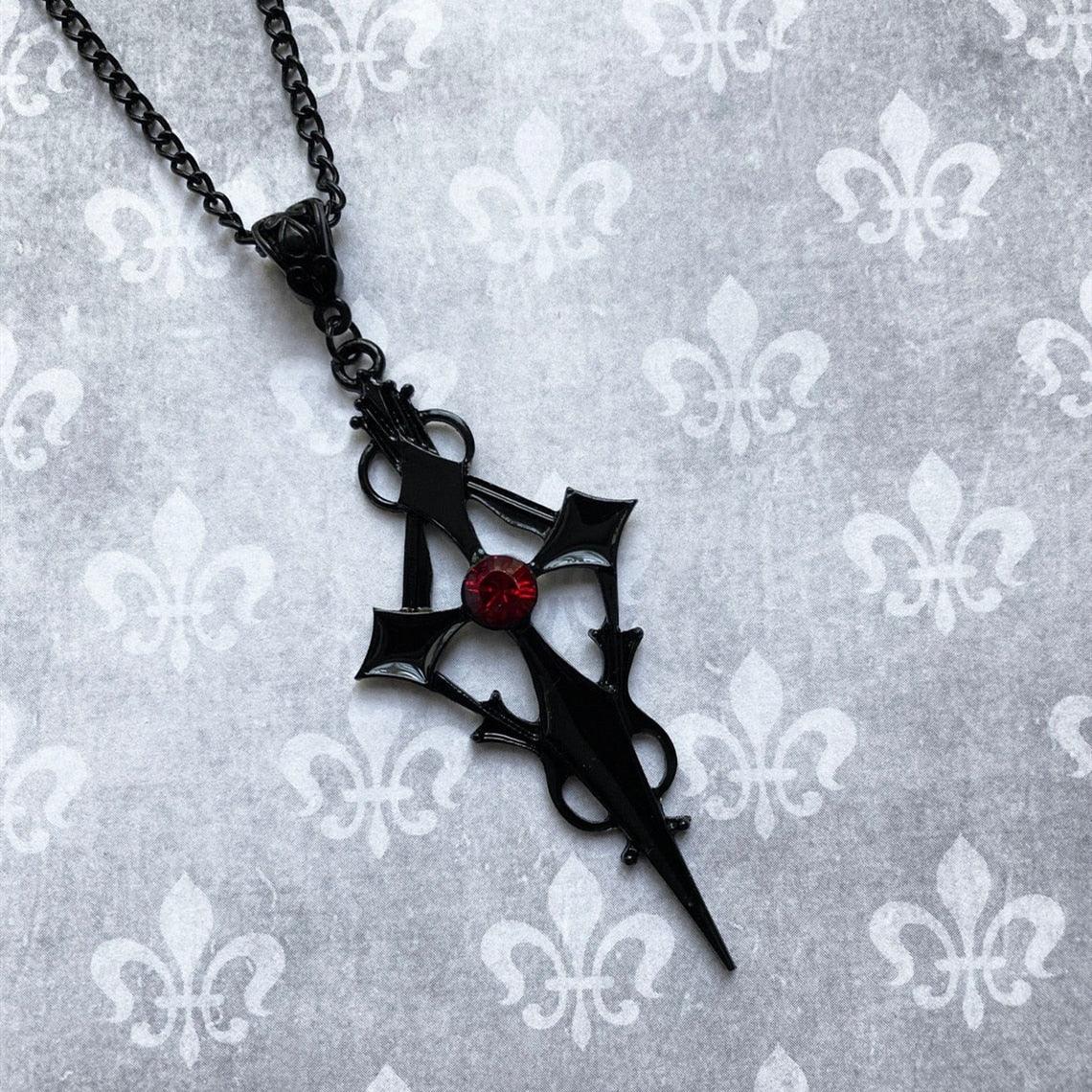 Collier porte-bonheur croix gothique