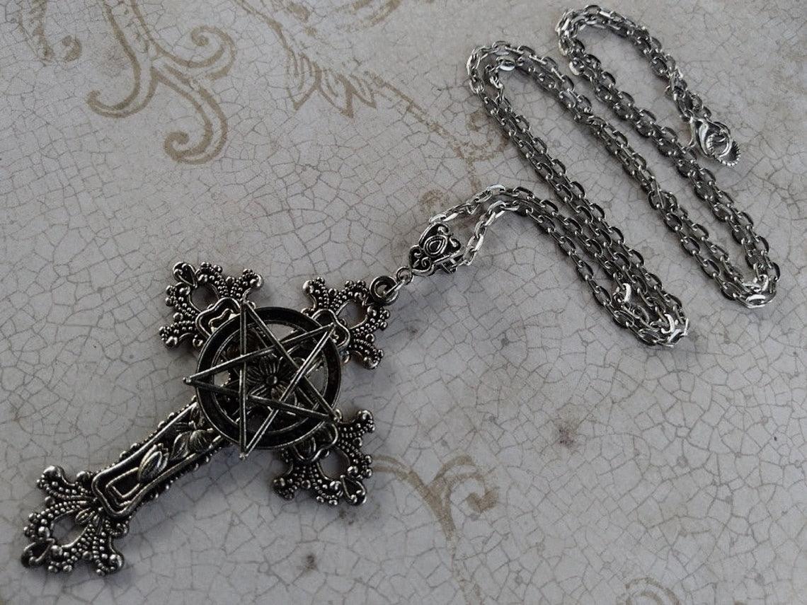 Collier amulette de protection pentagramme gothique