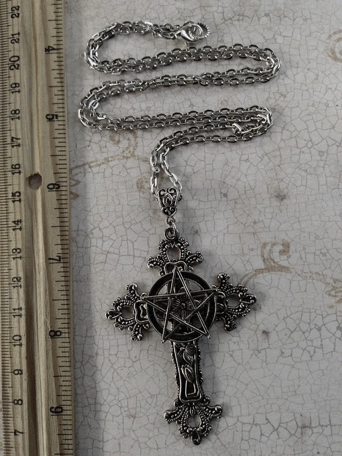 Pendentif croix et pentagramme de protection