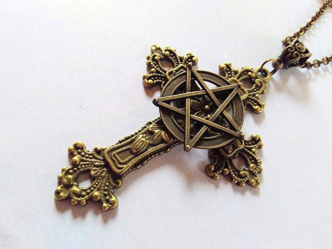 Pendentif de protection pentagramme et croix