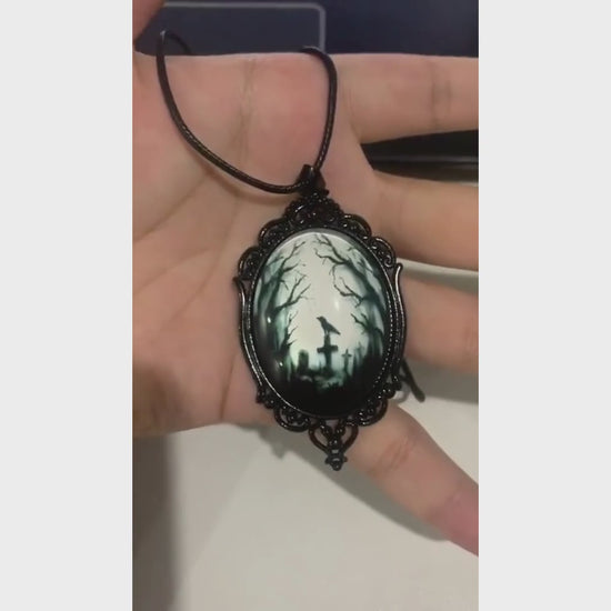 Pendentif gothique corbeau et cimetière pour protection