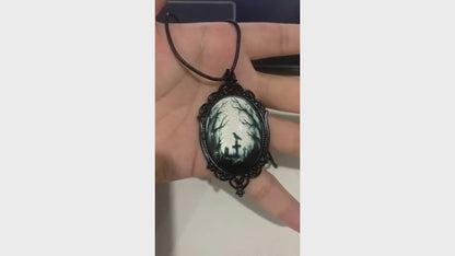 Pendentif gothique corbeau et cimetière pour protection