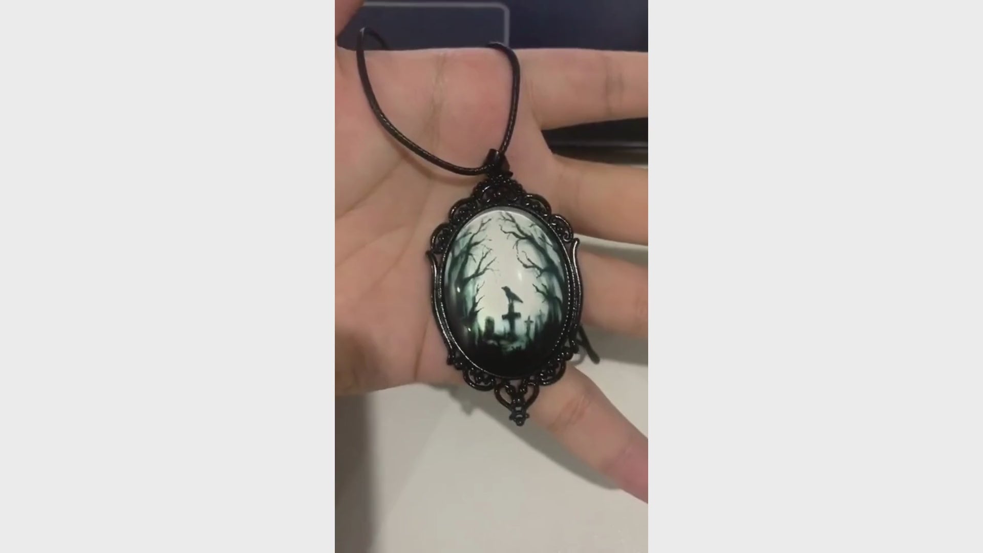 Pendentif gothique corbeau et cimetière pour protection